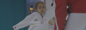 jeune fille donnant un coup de pied de taekwondo